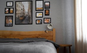 parede de quadros no quarto