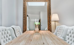 sala de jantar com decoração com espelho