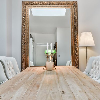 sala de jantar com decoração com espelho