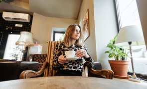 mulher tomando café em casa