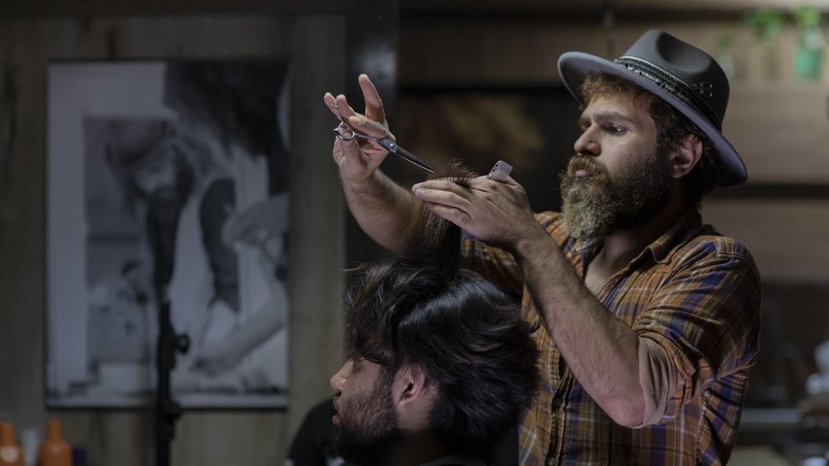 homem cortando cabelo em barbearia