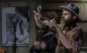 homem cortando cabelo em barbearia